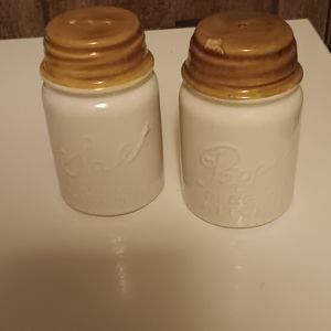 VINTAGE PAIR SALT AND PEPPER PERFECT KITCHEN SHAKERS.